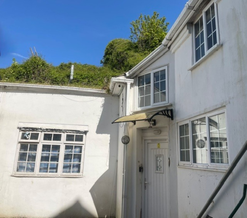 Lot: 179 - LEASEHOLD TOWN CENTRE COTTAGE FOR IMPROVEMENT WITH ADDITIONAL FREEHOLD LAND TO THE REAR - The Cottage and Garden Above/Behind